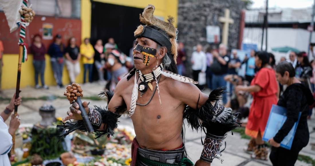 Un danzante participa en una ceremonia para conmemorar el 503 aniversario de la caída de la capital del imperio azteca, Tenochtitlán, en la Ciudad de México, el martes 13 de agosto de 2024. 