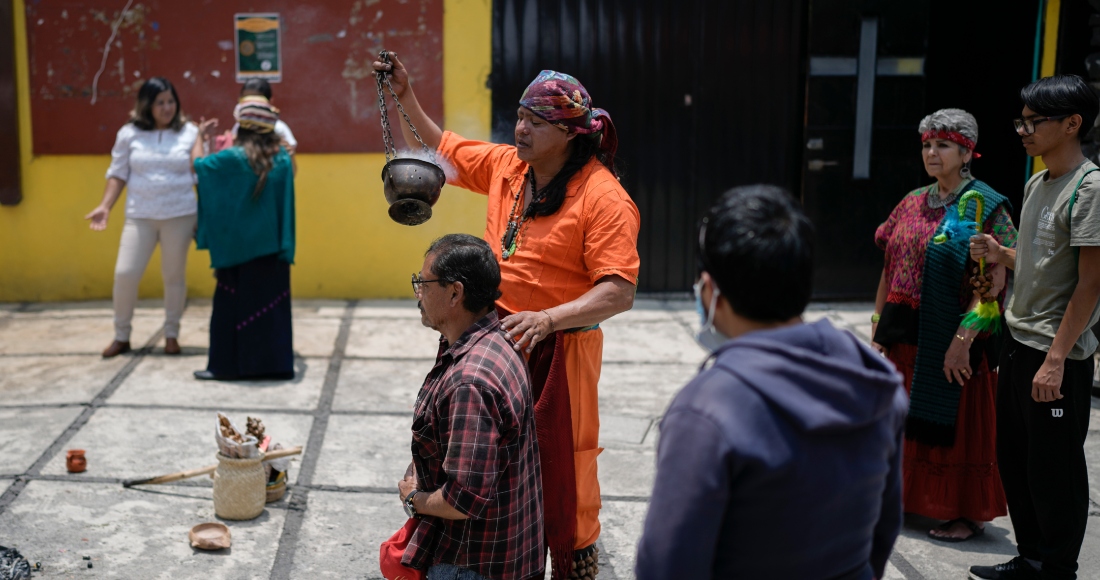 Residentes y miembros de una organización indígena participan en una ceremonia para conmemorar el 503 aniversario de la caída de la capital del imperio azteca, Tenochtitlán, en la Ciudad de México, el viernes 9 de agosto de 2024. 