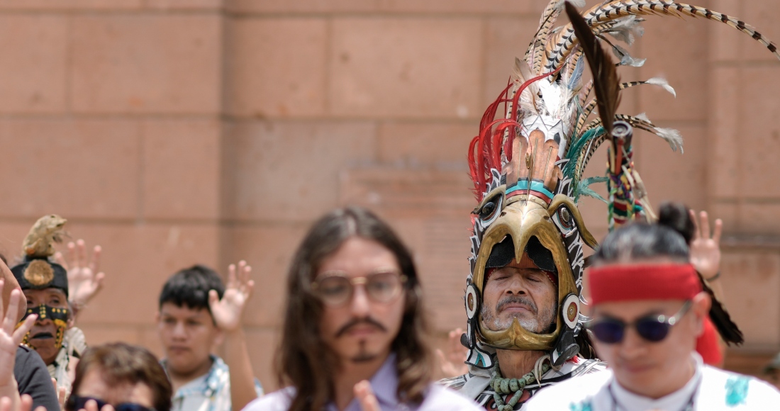 Residentes y miembros de una organización indígena conmemoran el 503 aniversario de la caída de la capital del imperio azteca, Tenochtitlán, en la Ciudad de México, el martes 13 de agosto de 2024. 