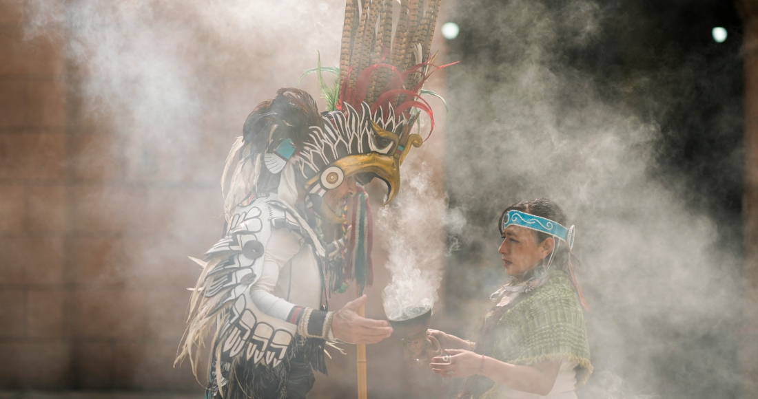 Claudia Santos realiza una ceremonia para conmemorar el 503 aniversario de la caída de la capital del imperio azteca, Tenochtitlán, en la Ciudad de México, el martes 13 de agosto de 2024. 