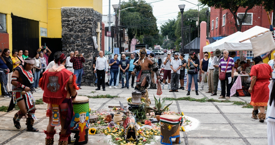 Residentes y miembros de una organización indígena realizan una ceremonia para conmemorar el 503 aniversario de la caída de la capital del imperio azteca, Tenochtitlán, en la Ciudad de México, el martes 13 de agosto de 2024. 