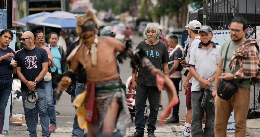 La gente observa a los danzantes mientras conmemoran el 503 aniversario de la caída de la capital del imperio azteca, Tenochtitlán, en la Ciudad de México, el martes 13 de agosto de 2024.