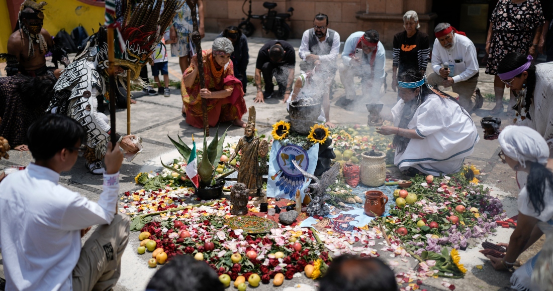 Residentes y miembros de una organización indígena realizan una ceremonia para conmemorar el 503 aniversario de la caída de la capital del imperio azteca, Tenochtitlán, en la Ciudad de México, el martes 13 de agosto de 2024.