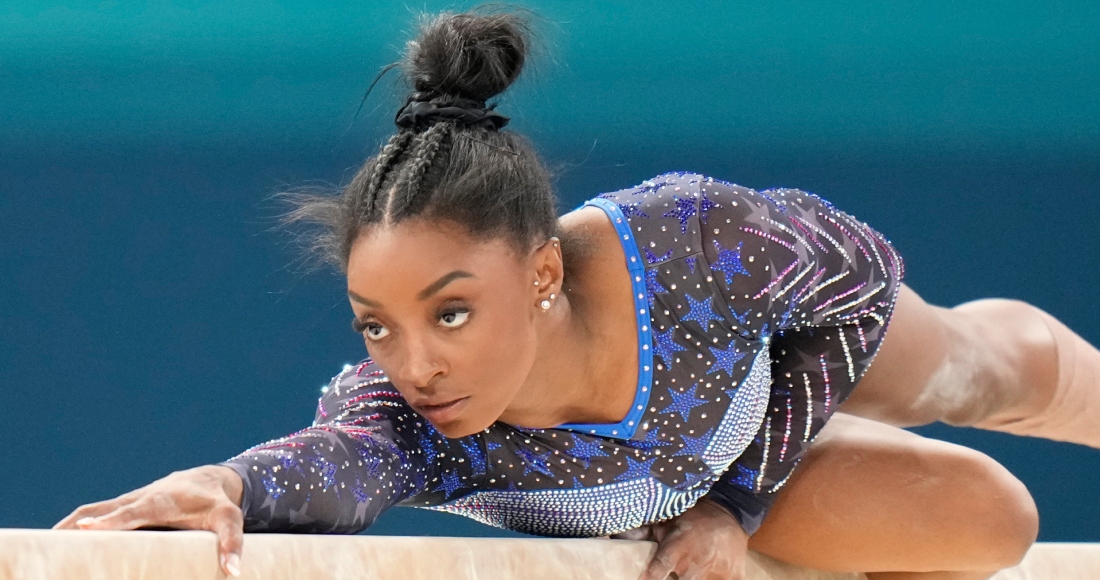 La estadounidense Simone Biles compite en la viga de equilibrio durante la final del all-around femenino de la gimnasia artística de los Juegos Olímpicos de París, el jueves 1 de agosto de 2024.