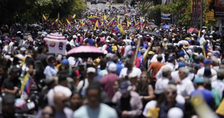 Partidarios se reúnen para manifestarse con la líder opositora María Corina Machado, en Caracas, Venezuela, el sábado 3 de agosto de 2024.