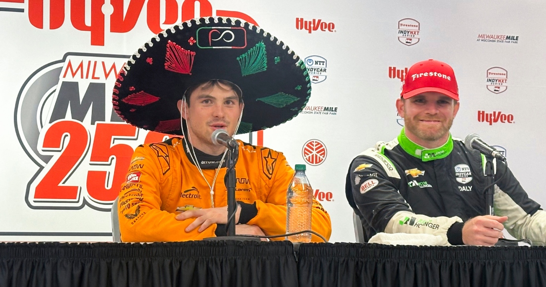 El piloto mexicano Pato O'Ward habla con un sombrero de charro puesto, tras ganar la carrera de la IndyCar en Milwaukee, el sábado 31 de agosto de 2024