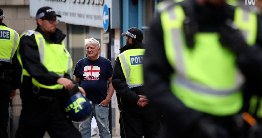 Agentes de policía aseguran la zona antes de una protesta de extrema derecha contra la inmigración en Newcastle, Inglaterra, el sábado 10 de agosto de 2024. 