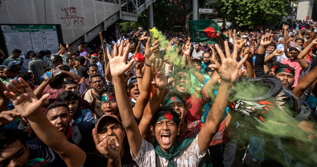 Manifestantes lanzan consignas al celebrar la renuncia de la Primera Ministra Sheikh Hasina, en Daca, Bangladesh, el lunes 5 de agosto de 2024. 