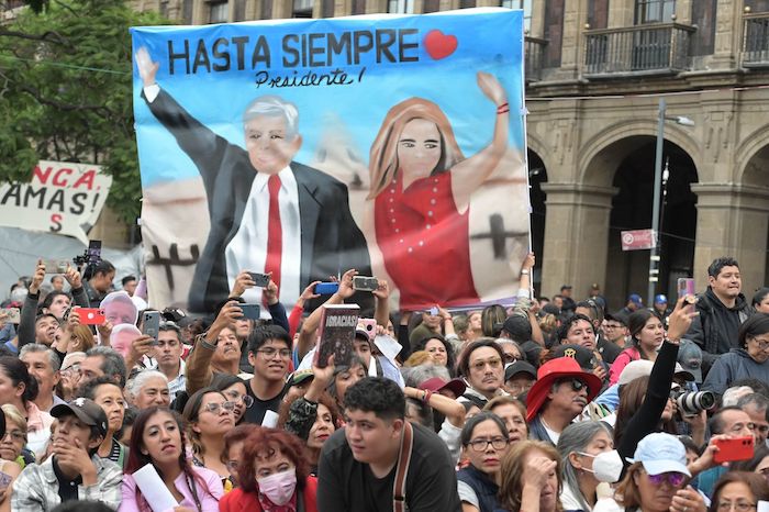 Una pintura con la imagen de la investigadora Beatriz Gutiérrez Müller y del Presidente Andrés Manuel López Obrador es mostrada durante la presentación de su nuevo libro.