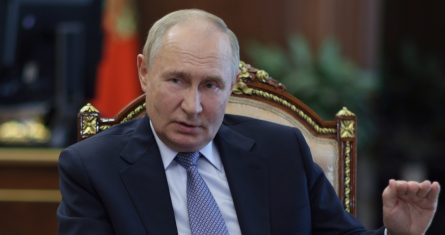 El Presidente ruso Vladímir Putin dialoga durante una reunión con el gobernador de la región de Murmansk, Andrei Chibis, en el Kremlin, en Moscú, Rusia, el martes 6 de agosto de 2024.