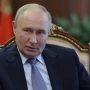 El Presidente ruso Vladímir Putin dialoga durante una reunión con el gobernador de la región de Murmansk, Andrei Chibis, en el Kremlin, en Moscú, Rusia, el martes 6 de agosto de 2024.