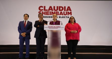 Claudia Sheinbaum, Presidenta electa de México, ofreció un mensaje a medios al finalizar la reunión privada de los diputados electos de la LXVI Legislatura, llevada a cabo en las instalaciones de un hotel de la colonia Escandón. La acompañan: Mario Delgado, dirigente nacional de Morena; Ricardo Monreal, Diputado electo, y Citlalli Hernández, Secretaria General de Morena.