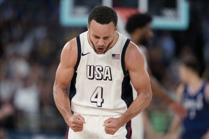 Stephen Curry (4) festeja un enceste para Estados Unidos en la victoria ante Serbia en las semifinales del baloncesto masculino de los Juegos Olímpicos de París, el jueves 8 de agosto de 2024.