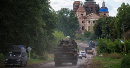 Vehículos militares pasan cerca de la frontera entre Rusia y Ucrania en la región de Sumy, Ucrania, el martes 13 de agosto de 2024.