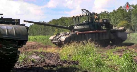 En esta imagen, tomada de un video distribuido por el Ministerio de Defensa de Rusia el 10 de agosto de 2024, tanques del ejército ruso toman posiciones en una zona de la región de Kursk, Rusia.