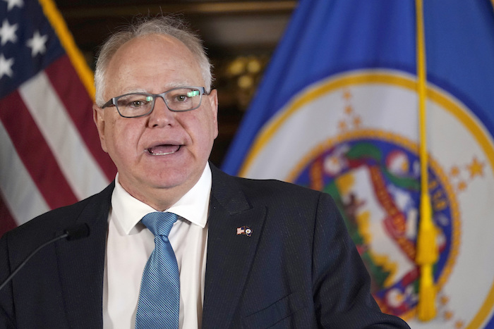 El Gobernador de Minnesota, Tim Walz, habla ante los medios el 9 de noviembre de 2022, en St. Paul, Minnesota.