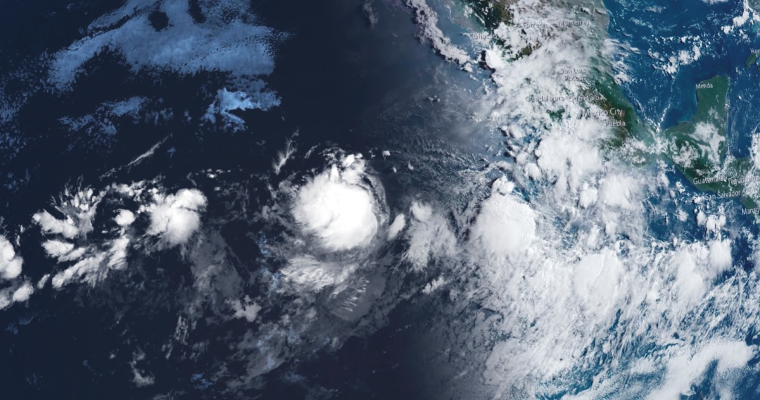 Esta imagen proporcionada por la Administración Nacional Oceánica y Atmosférica de Estados Unidos muestra la tormenta tropical Gilma, en el centro, el lunes 19 de agosto de 2024.