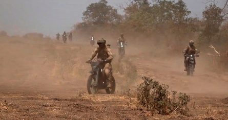 Foto tomada de video difundido por el Servicio de Prensa del Ministerio de Defensa de Rusia, el 12 de agosto de 2024, que muestra a fuerzas rusas en motocicletas avanzando hacia posiciones ucranianas en un lugar no divulgado.