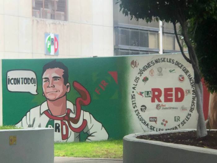 Un mural atribuido a la Red Jóvenes por México.