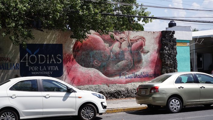 Un mural callejero del grupo antiabortista 40 Días por la Vida en Monterrey, Nuevo León.