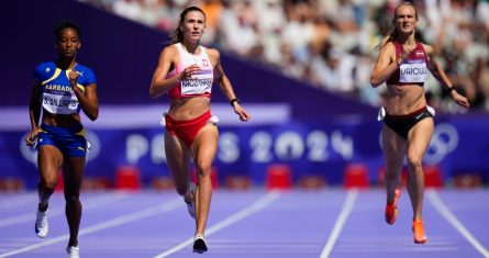 Velocistas compiten en una de las series clasificatorias de los 400 metros en los Juegos Olímpicos de París en el Stade de France el lunes 5 de agosto de 2024, en Saint-Denis, Francia.