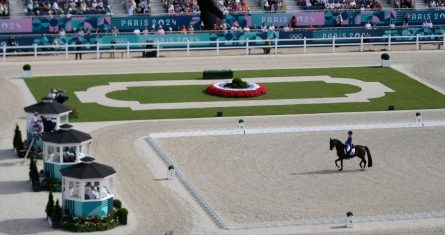 Vista de la competencia de doma en la equitación de los Juegos Olímpicos de París, el domingo 4 de agosto de 2024, en Versalles, Francia.