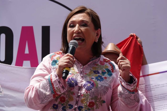 Xóchitl Gálvez Ruiz, excandidata presidencial de la coalición Fuerza y Corazón por México, durante un mitin de la "Marea Rosa" en contra de la presunta sobrerrepresentación de Morena afuera de las instalaciones del Instituto Nacional Electoral (INE).