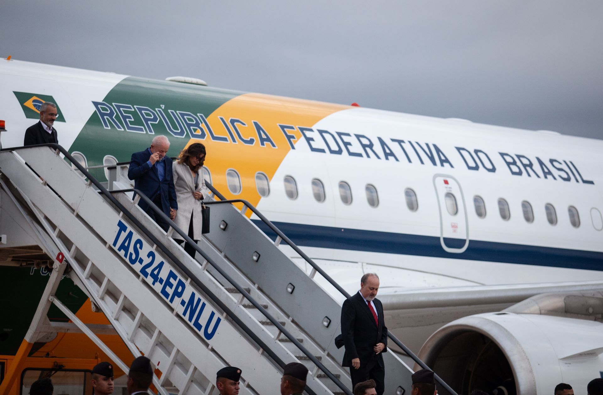 Luiz Inácio Lula da Silva, Presidente de Brasil, a su llegada al Aeropuerto Internacional Felipe Ángeles (AIFA) donde se espera que asista a la toma de protesta que se llevará a cabo el próximo primero de octubre. Fue recibido por Laura Esquivel.