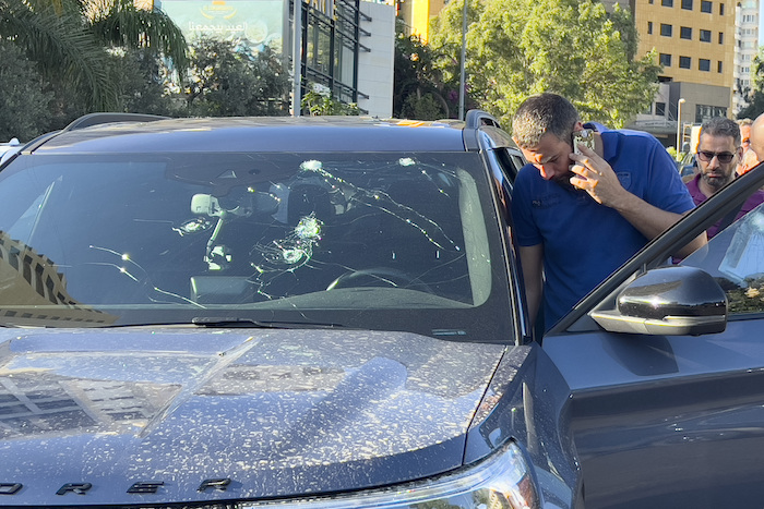 Agentes de policía inspeccionan un automóvil en cuyo interior explotó un buscapersonas portátil, Beirut, Líbano, el martes 17 de septiembre de 2024.