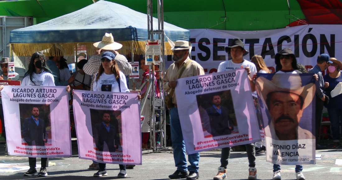 Amigos y familiares del líder ambientalista Antonio Díaz y del abogado defensor Ricardo Lagunes se manifestaron en la Glorieta de las Desaparecidas y Desaparecidos de avenida Reforma, ahí exigieron su presentación con vida, ambos desaparecieron el 15 de enero de 2023 en la frontera entre Colima y Michoacán.