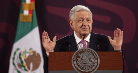 El Presidente Andrés Manuel López Obrador aplaudió la Reforma Judicial aprobada en las primera horas de este día en el Senado de la República, y rechazó que el Gobierno federal negociara un intercambio de favores con Miguel Ángel Yunes Márquez y su padre, Yunes Linares, a cambio del valioso voto que permitió la mayoría calificada a la alianza de izquierdas.