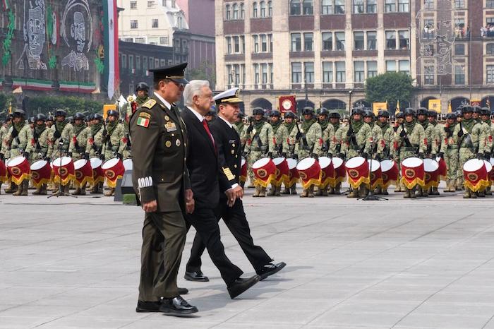 El Presidente de México camina con los titulares de las Fuerzas Armadas por la plancha del Zócalo.