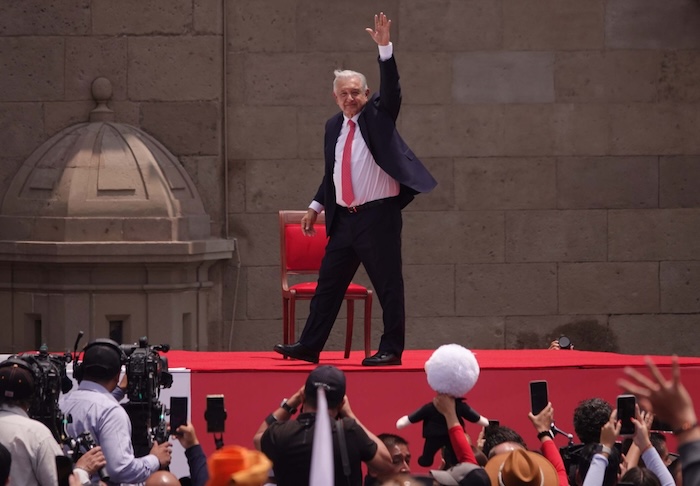 El Presidente de México saluda a sus simpatizantes en el Zócalo de la Ciudad de México.