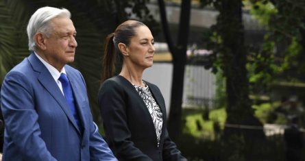 Andrés Manuel López Obrador, presidente de México, y Claudia Sheinbaum, Presidenta electa de México, durante su llegada a la ceremonia con motivo del 177 aniversario de la Gesta Heroica de los Niños Héroes realizada en el Altar a la Patria del Bosque de Chapultepec.