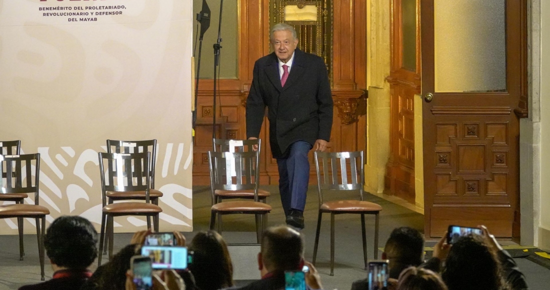 Andrés Manuel López Obrador, Presidente de México, encabezó su última mañanera en el Salón Tesorería del Palacio Nacional. Ahí promulgó la ley de la Guardia Nacional que pasa al mando de la Sedena y la Ley de Pueblos Indígenas como sus últimas acciones al frente del Gobierno federal.