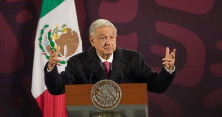 Andrés Manuel López Obrador, Presidente de México, encabezó su última mañanera en el Salón Tesorería del Palacio Nacional. Ahí promulgó la ley de la Guardia Nacional que pasa al mando de la Sedena y la Ley de Pueblos Indígenas como sus últimas acciones al frente del Gobierno federal.