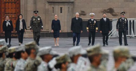 Andrés Manuel López Obrador, Presidente de México, encabezó una ceremonia para el izamiento de la Bandera a media asta en memoria de las víctimas de los sismos de 1985 y 2019, realizada en el Zócalo capitalino.