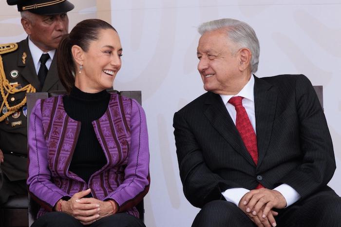 El Presidente Andrés Manuel López Obrador y su sucesora, Claudia Sheinbaum Pardo, en el Desfile Militar.