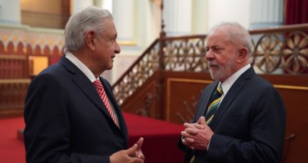 Andrés Manuel López Obrador, Presidente de México, y Luiz Inácio Lula da Silva, se saludan en los pasillos de Palacio Nacional.