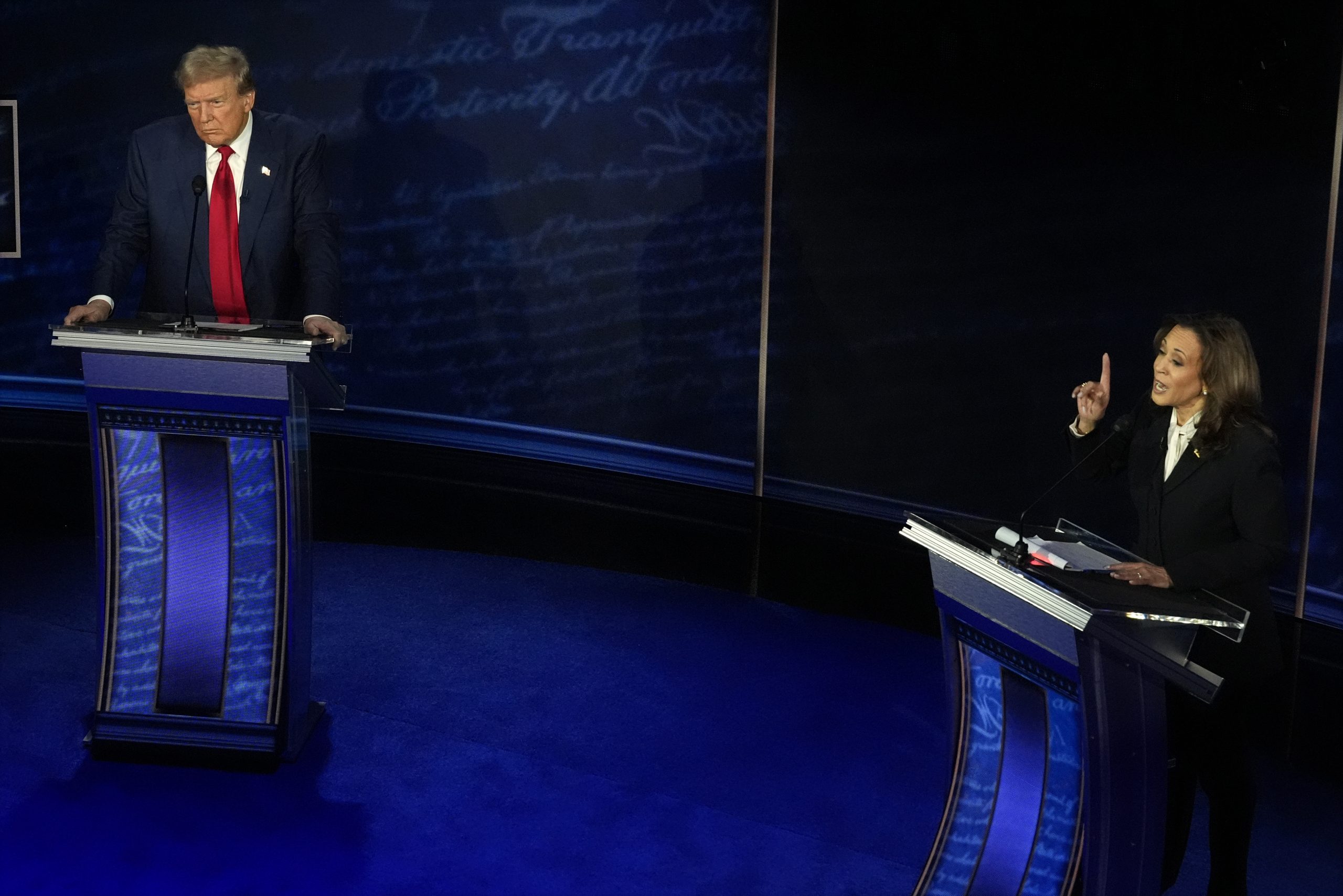 El candidato presidencial republicano y expresidente Donald Trump y la candidata presidencial demócrata y vicepresidenta Kamala Harris durante el debate presentado por ABC News, el martes 10 de septiembre de 2024, en el National Constitution Center de Filadelfia. 