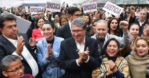 En la imagen, Ricardo Monreal, Diputado federal y coordinador de Morena, festeja junto a sus compañeros de bancada. Foto: Mario Jasso, Cuartoscuro