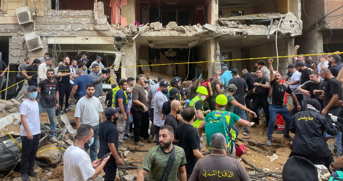 Varias personas se reúnen cerca de un edificio dañado por un bombardeo de Israel, el viernes 20 de septiembre de 2024, en el sur de Beirut, Líbano.