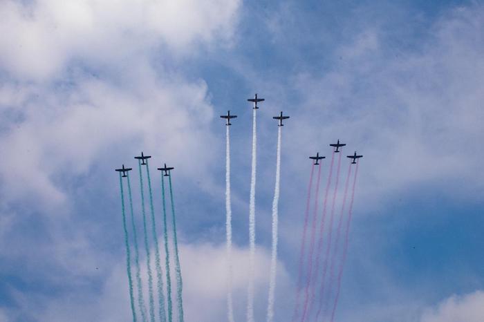 Aviones de las Fuerzas Armadas pintaron el cielo con los colores de la Bandera.