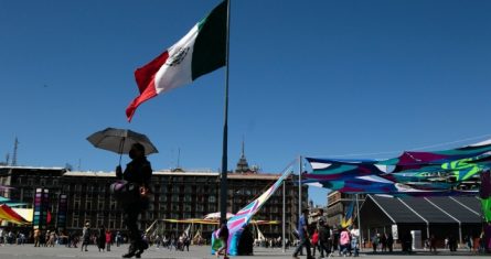 Bandera de México en el Zócalo.