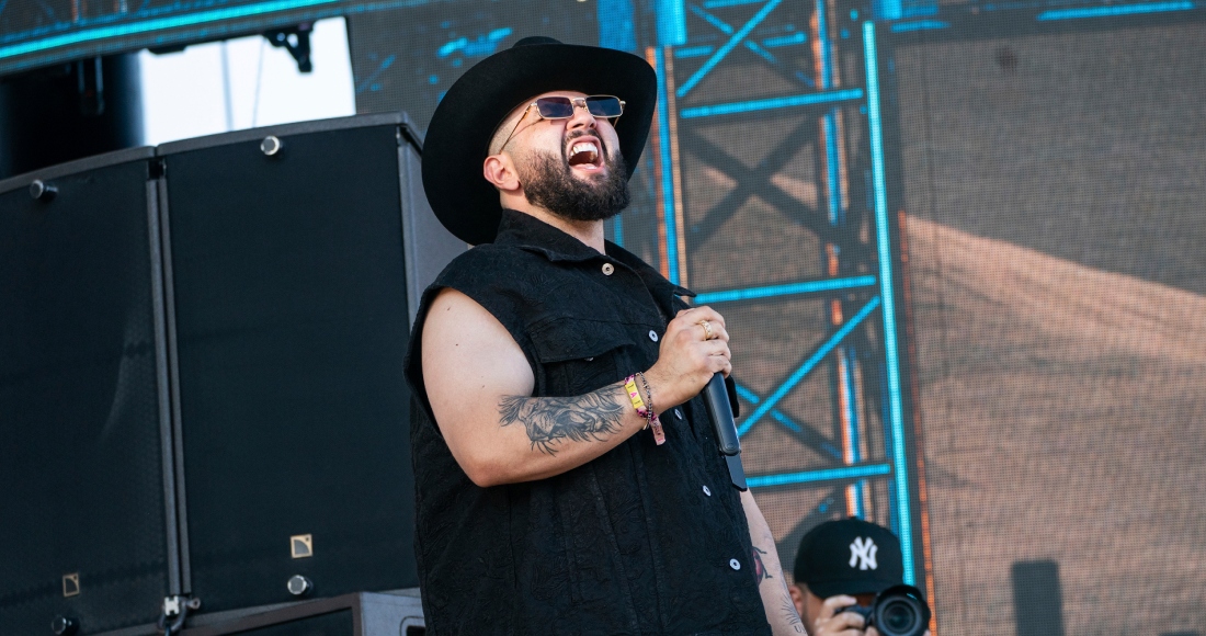 Carín León actúa durante el segundo fin de semana del Festival de Música y Artes de Coachella Valley el 21 de abril de 2024 en Indio, California.