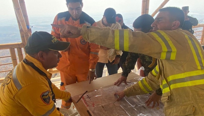 La brigada Forestal del cuerpo de bomberos de Bogotá, en jornada de trabajo para lograr la extinción del incendio forestal en Palermo, Huila, con el uso de aeronaves no tripuladas, el14 de septiembre. 