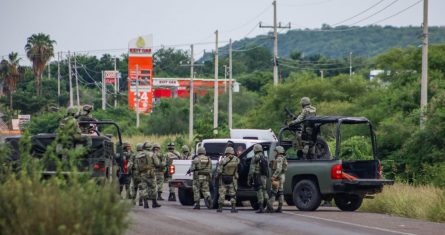 Tan solo el viernes, la Secretaría de Seguridad Pública recibió una llamada para denunciar disparos por arma de fuego al interior de un domicilio. Se sabe que el inmueble es propiedad de un policía municipal, quien no resultó ileso.