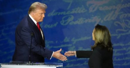 Donald Trump y Kamala Harris, candidatos a la Presidencia en Estados Unidos, se saludan previo a su primer debate.