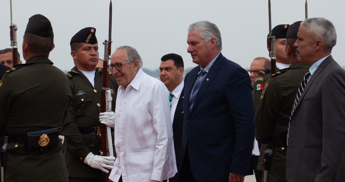 Miguel Díaz-Canel Bermúdez, Presidente de Cuba, a su llegada al Aeropuerto Internacional Felipe Ángeles (AIFA) donde se espera que asista a la toma de protesta que se llevará a cabo el próximo primero de octubre. Fue recibido por David Kershenobich Stalnikowitz. 