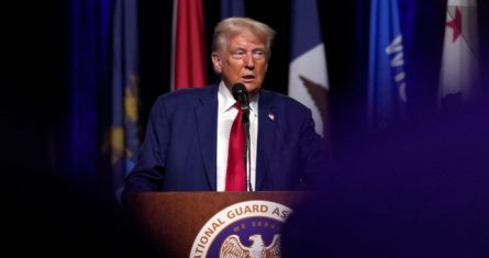 El expresidente Donald Trump, candidato presidencial republicano, habla en la 146ta Conferencia General de la Asociación de la Guardia Nacional de Estados Unidos, el lunes 26 de agosto de 2024, en Detroit.